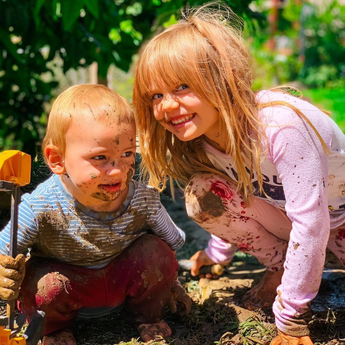 Evelyn and Christopher playing in the garden. (Courtesy of <a href="https://www.instagram.com/mykidsaredirtyagain/">Taylor Raine</a>)