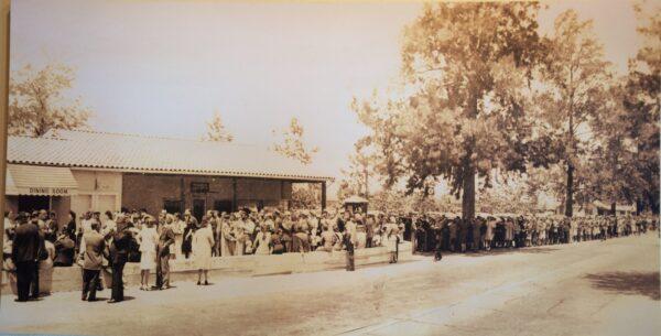 The Knott’s restaurant on Mother’s Day in 1944. (Courtesy of Knott’s Chicken Dinner Restaurant)