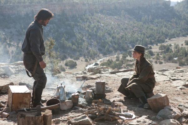 Mattie Ross played by Hailee Steinfeld confronts her father's killer, Tom Chaney, played by Josh Brolin (L) at a campfire in "True Grit." (Courtesy of Paramount Pictures)