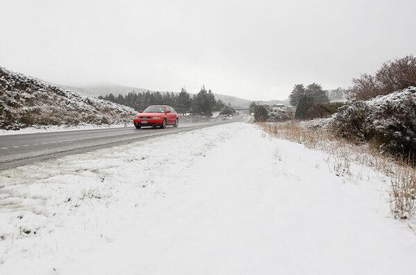 State Highway One leading into Dunedin, where snow is falling in Dunedin due to a cold front hitting the lower South Island in Dunedin, New Zealand, on Sept. 11, 2012. (Sandra Mu/Getty Images)