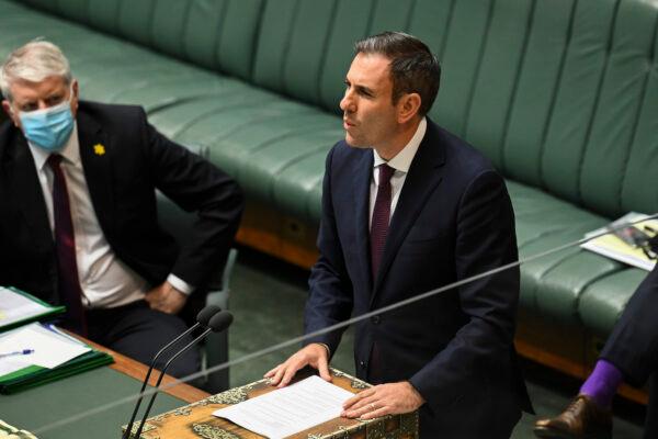 Federal Treasurer Jim Chalmers speaks at Parliament House in Canberra, Australia, on July 28, 2022. (Martin Ollman/Getty Images)