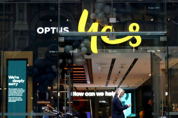 People walk past an Optus store in Sydney, Australia, on Oct. 5, 2022. (Brendon Thorne/Getty Images)