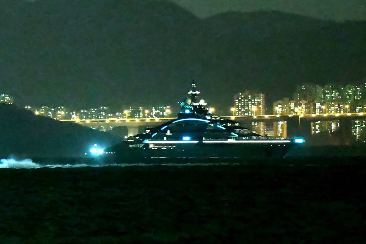 The superyacht Nord, believed to belong to Alexey Mordashov, an ally of Russian President Vladimir Putin and Russia's third-richest oligarch, anchored in Hong Kong waters on the evening of Oct. 6, 2022. (Big Mack / The Epoch Times)