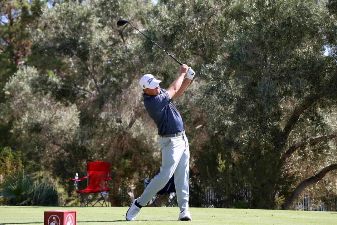 Tom Hoge Rides a Pair of Eagles to 63, Las Vegas Lead