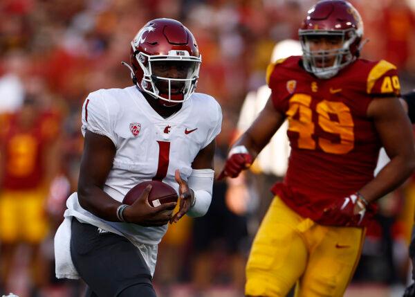 Cameron Ward (1) of the Washington State Cougars runs the ball against Tuli Tuipulotu (49) of the USC Trojans in the first quarter at United Airlines Field at the Los Angeles Memorial Coliseum in Los Angeles, on Oct. 8, 2022. (Ronald Martinez/Getty Images)