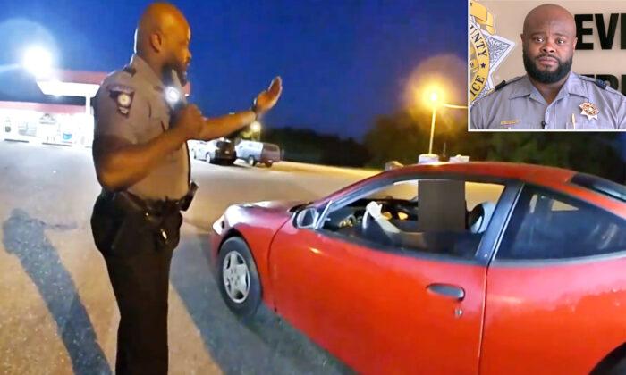 VIDEO: Deputy Sheriff Teaches Young Driver Stuck in the Middle of a Road How to Drive a Manual Car