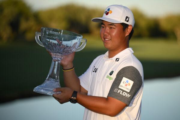 Tom Kim of South Korea poses with the trophy after winning the Shriners Children's Open at TPC Summerlin in Las Vegas, on Oct. 9, 2022. (Orlando Ramirez/Getty Images)