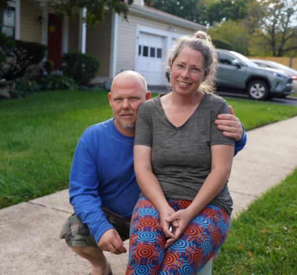 Scott and Jessica Smith in Leesburg, Va., on Sept. 25, 2022. (Terri Wu/The Epoch Times)