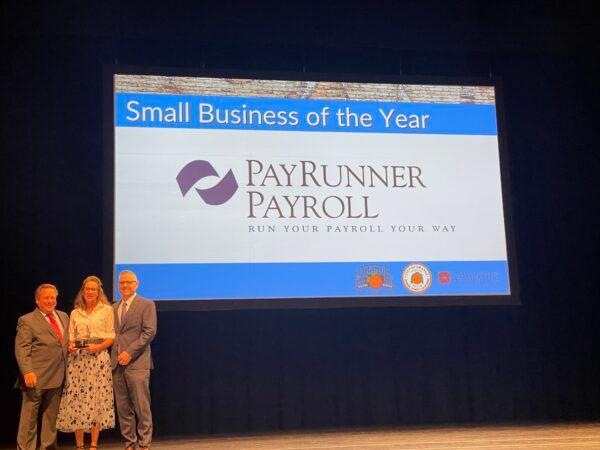 Chris (R) and Janette Horton, founders of PayRunner Payroll Inc., win the Orange Chamber of Commerce's “Small Business of the Year” award in Orange, Calif., on Oct. 7. 2022. (Carol Cassis/The Epoch Times)