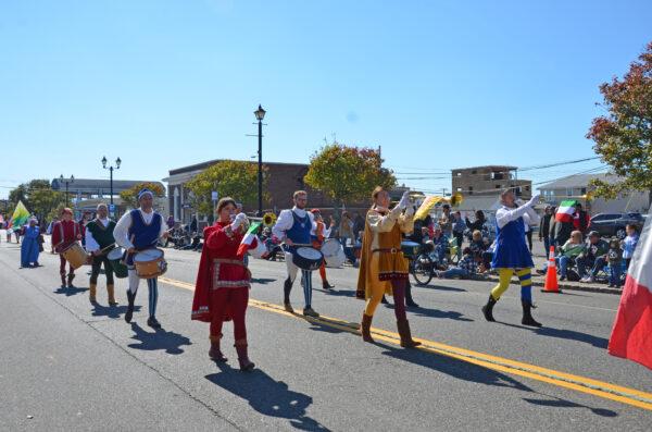 Marchers in Seaside Heights, N.J., entertain parade watchers at the 31st Ocean County Columbus Day Parade on Oct. 9, 2022. (Frank Liang/The Epoch Times)