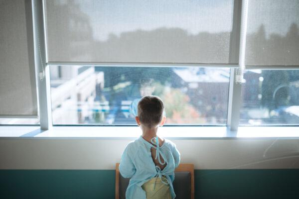 A Caucasian boy waits in the childrens hospital ward to be taken back for surgery on Sep. 27, 2018. (RyanJLane/Getty Images)