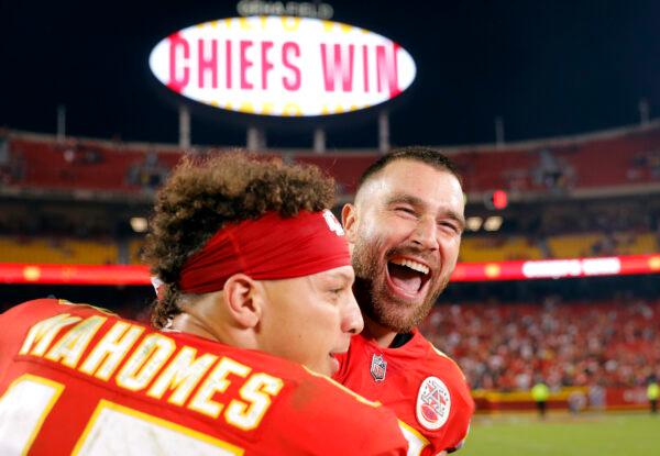 Patrick Mahomes (15) and Travis Kelce (87) of the Kansas City Chiefs celebrate after the Chiefs defeated the Las Vegas Raiders 30–29 to win the game at Arrowhead Stadium in Kansas City, on Oct. 10, 2022. (David Eulitt/Getty Images)