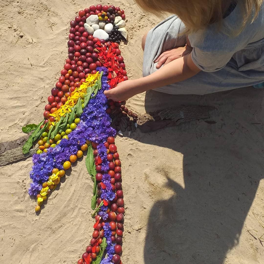 The artwork made by Ieva from fallen fruits and flowers at her parents' home in Latvia. (Courtesy of <a href="https://www.facebook.com/profile.php?id=100065379493149">Beach4Art</a>)