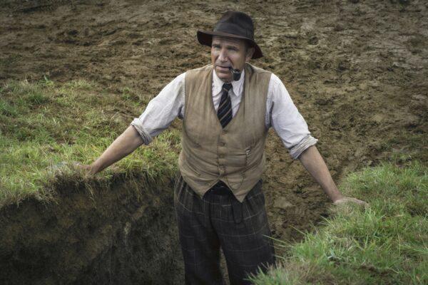 Basil Brown (Ralph Fiennes) seeks archeological treasure. (Netflix)