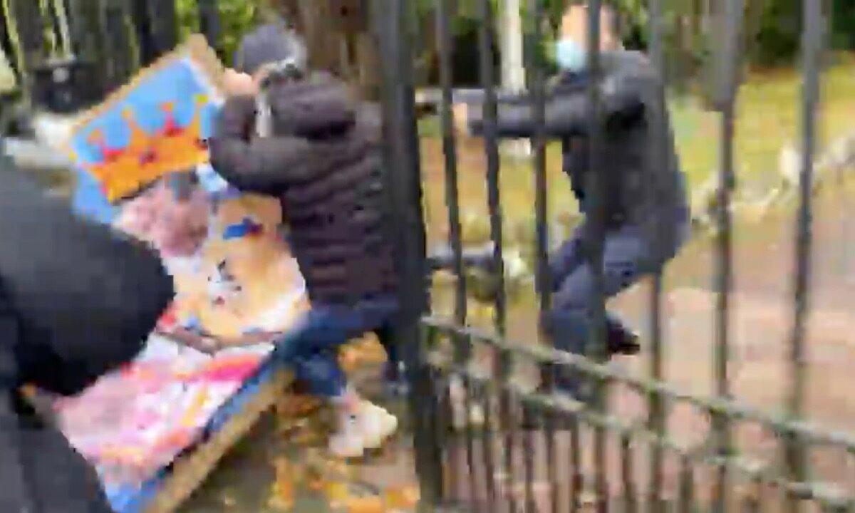 Staff from the Chinese Consulate tried to steal the protester's poster and pull it into the consulate grounds, and the protesters trying to resist were also dragged into the Consulate. (Screenshot of video)