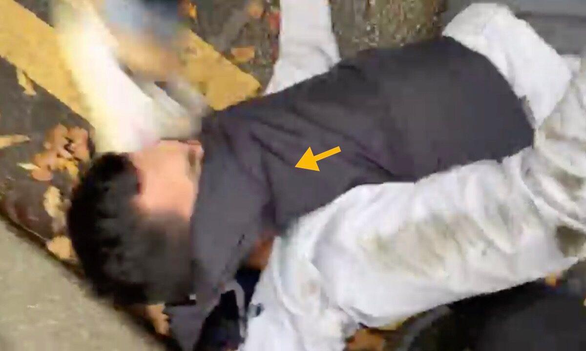 The Chinese Consulate staff in bulletproof vests walked out of the Consulate and fought with the protesters. He fell to the ground in the chaos, and the helmet fell off. (Screenshot of video)