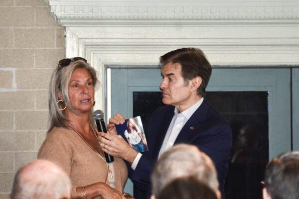 Republican U.S. Senate nominee Dr Mehmet Oz speaks to Leslie Holt, whose daughter Lana lost her life to 3-methyl fentanyl, at a rally in Malvern, Pa., on Oct. 15, 2022. (Frank Liang/The Epoch Times)