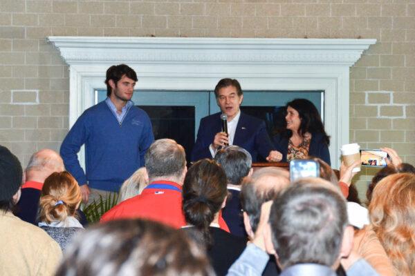Republican U.S. Senate nominee Dr. Mehmet Oz holds a rally in Malvern, Pa., on Oct. 15, 2022. (Frank Liang/The Epoch Times)