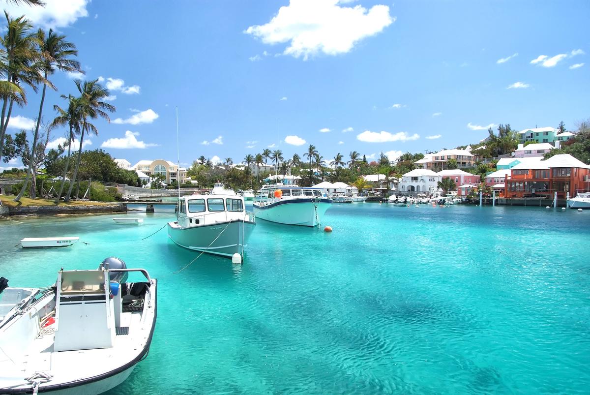 Yachts in tropical lagoon in Hamilton, Bermuda. (Just dance/Shutterstock)
