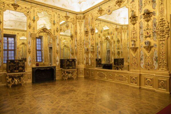 This room covered in gold in the Lower Belvedere is known as the Gold Cabinet. The walls are embellished with mirrors and porcelains with floral motifs in the highly decorative Rococo style, much inspired by fauna and flora. (<a href="https://www.shutterstock.com/g/Rocket-Images">BondRocketImages</a>/<a href="https://www.shutterstock.com/image-photo/vienna-austria-sep-28-2016-interior-526451842">Shutterstock</a>)