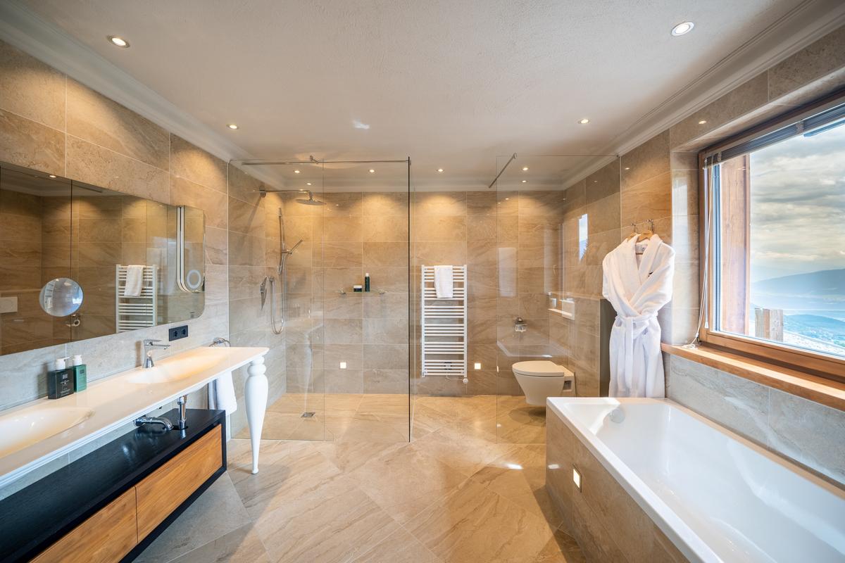 Each of the chalet’s bedrooms has a private luxurious full bath with a glorious view. (Courtesy of the property owners, Sotheby's Concierge Auctions)