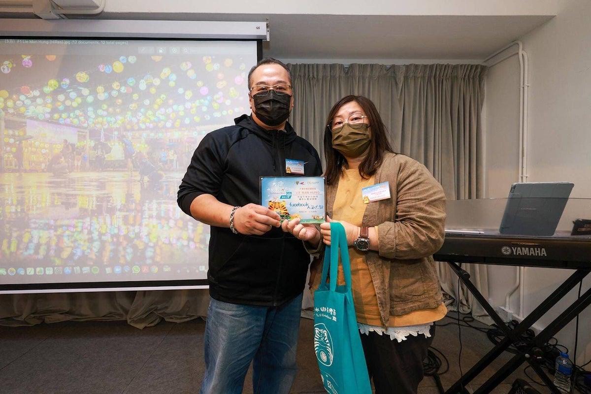 Billy (left) won the Facebook Popularity Award at the "Tai 0 Lantern Festival 2021, Photo Contest" for his work "Romantic Sea of Lights in Tai O Water Village." (Tai O Fei Mao Li Facebook)