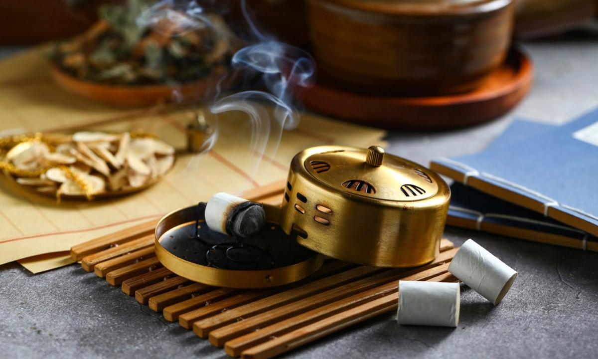  During the therapy, the acupuncturist will regularly adjust the strip's height to achieve a consistent temperature. Generally, a sizable moxibustion device with a long moxa strip can burn for 30 minutes. (Shutterstock)