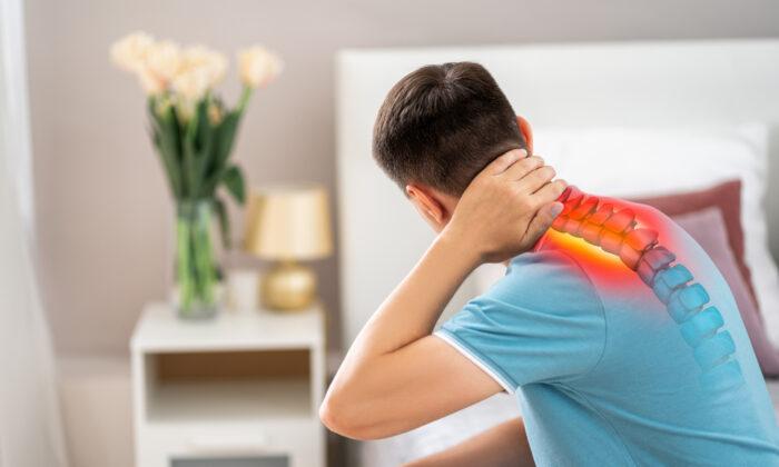 80 Percent of ‘Incurable’ Headaches Caused by Cervical Spine Misalignment—4 Safe, DIY Remedies