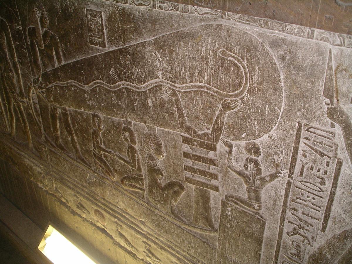 The light-bulb-like object engraved in a crypt under the Temple of Hathor in Egypt. (Lasse Jensen/<a href="https://commons.wikimedia.org/wiki/File:Dendera_light_002.jpg">CC BY 2.5</a>)