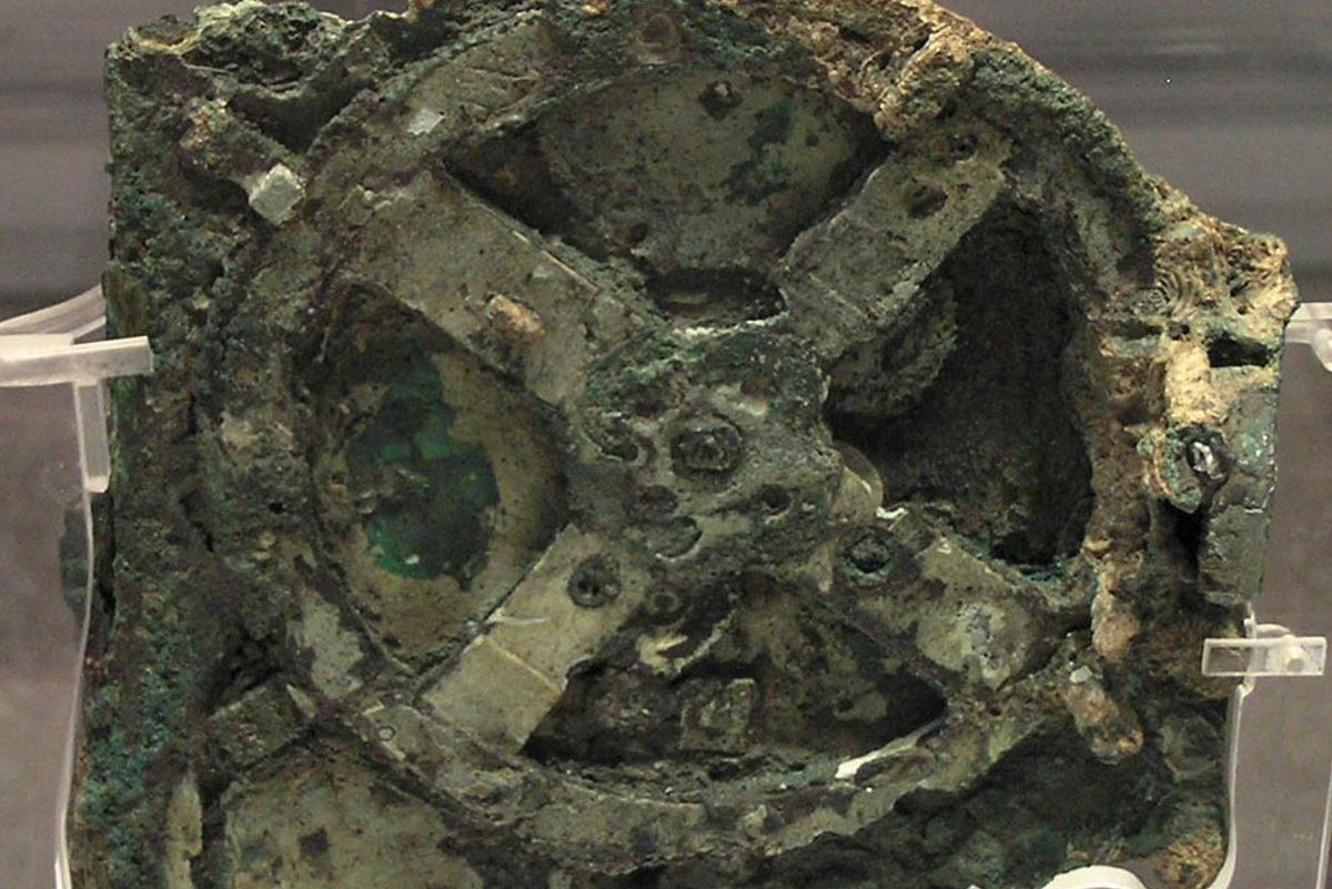 The Antikythera Mechanism is a 2000-year-old mechanical device used to calculate the positions of the sun, moon, planets, and even the dates of the ancient Olympic Games. (Marsyas/<a href="https://commons.wikimedia.org/wiki/File:NAMA_Machine_d%27Anticyth%C3%A8re_1.jpg">CC by SA 3.0</a>)