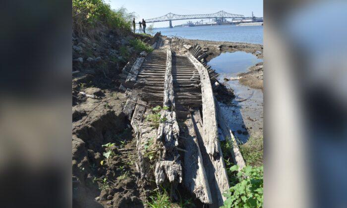 19th Century Sunken Ship Revealed by Low Water Levels in Mississippi River