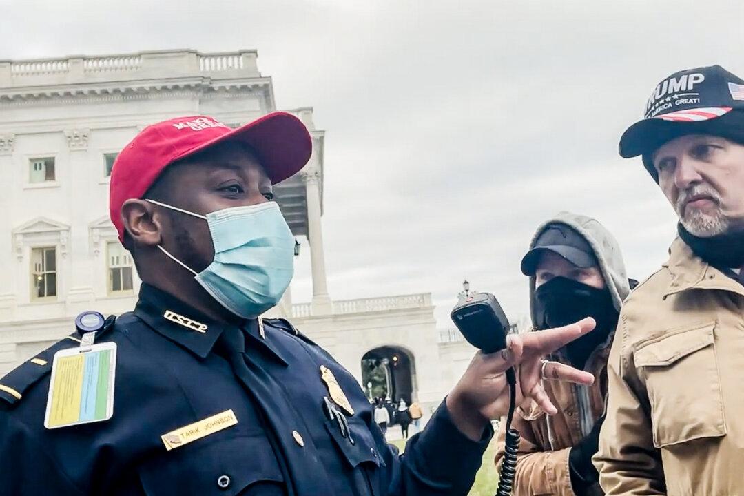 Ex-Capitol Police Officer Says Supervisors Went Silent During Jan. 6