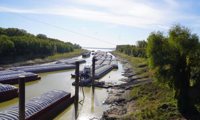 Barges on Drought-Stricken Mississippi River ‘Dead in the Water,’ Causing Severe Supply Chain Issues