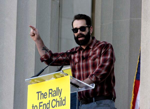 Matt Walsh speaks at War Memorial Plaza during the “Rally to End Child Mutilation” in Nashville, Tenn., on Oct. 21, 2022. (Bobby Sanchez/The Epoch Times)
