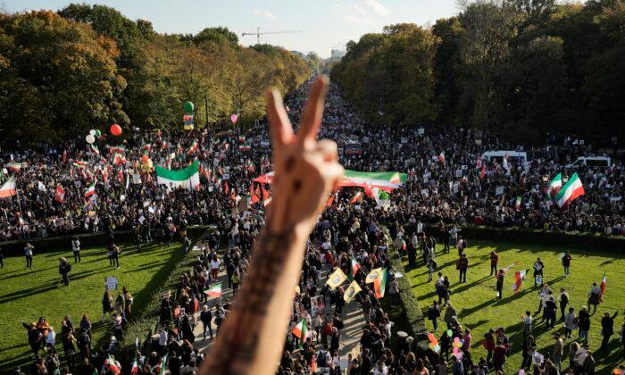 Iran Protests Trigger Solidarity Rallies in US, Europe