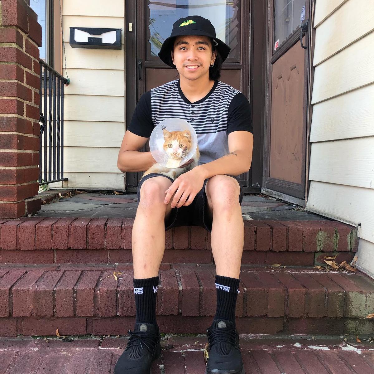 James David with his rescued cat, Gnar. (Courtesy of <a href="https://www.instagram.com/gnarkekomax_/">James David</a>)