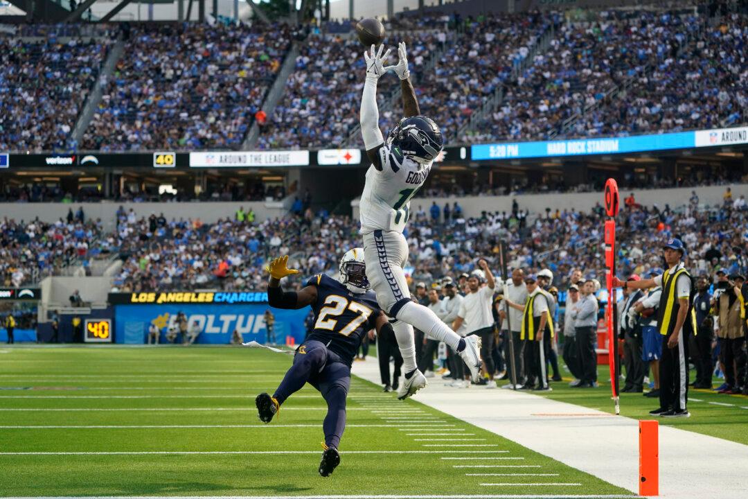Walker, Goodwin Lead Seahawks to 37–23 Win Over Chargers