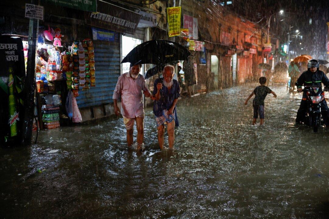 Bangladesh Orders Mass Evacuation as Cyclonic Storm Makes Landfall