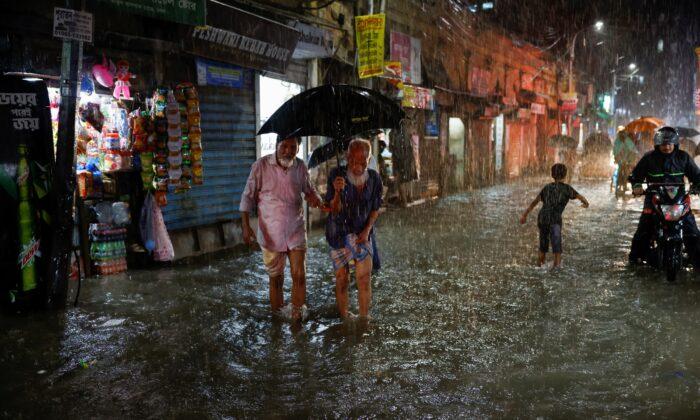 Bangladesh Orders Mass Evacuation as Cyclonic Storm Makes Landfall