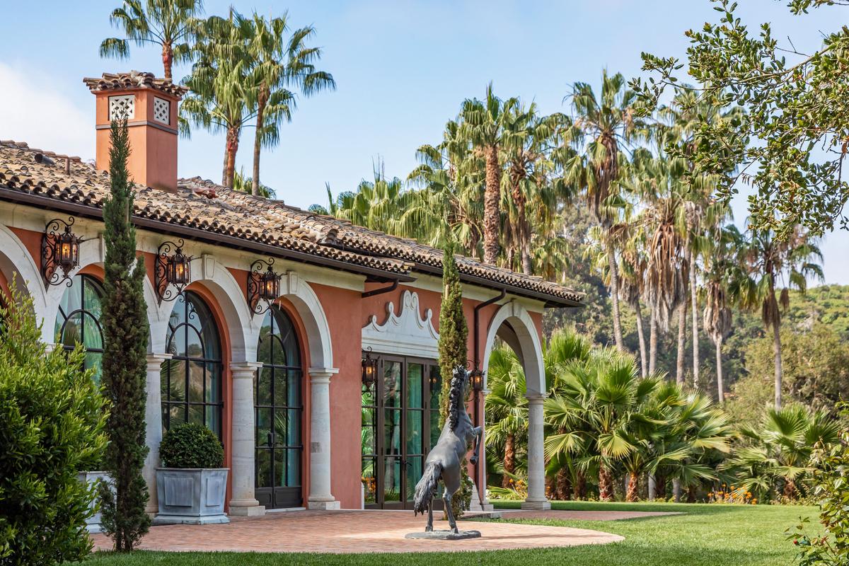 The courtyard houses the marvelous horse sculpture for which the estate is named. (Courtesy of Simon Berlyn for Sotheby’s International Realty)