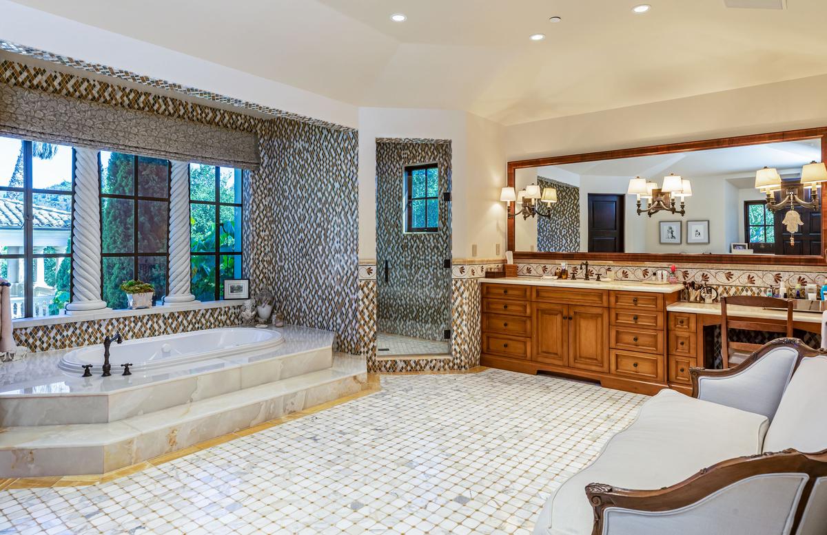 The appointments and furnishings of the master suite’s bath area are 5-star resort quality. (Courtesy of Simon Berlyn for Sotheby’s International Realty)