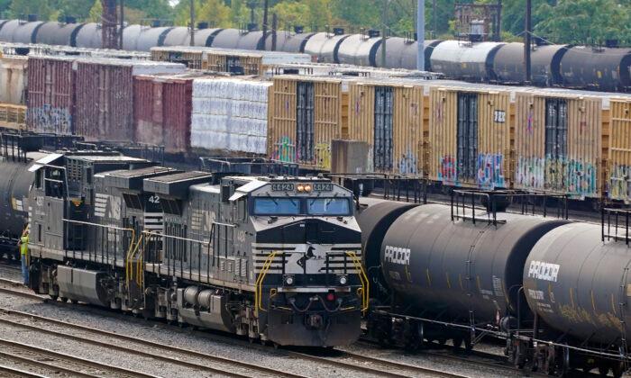 Second Railroad Union Rejects Deal, Adding to Strike Worries