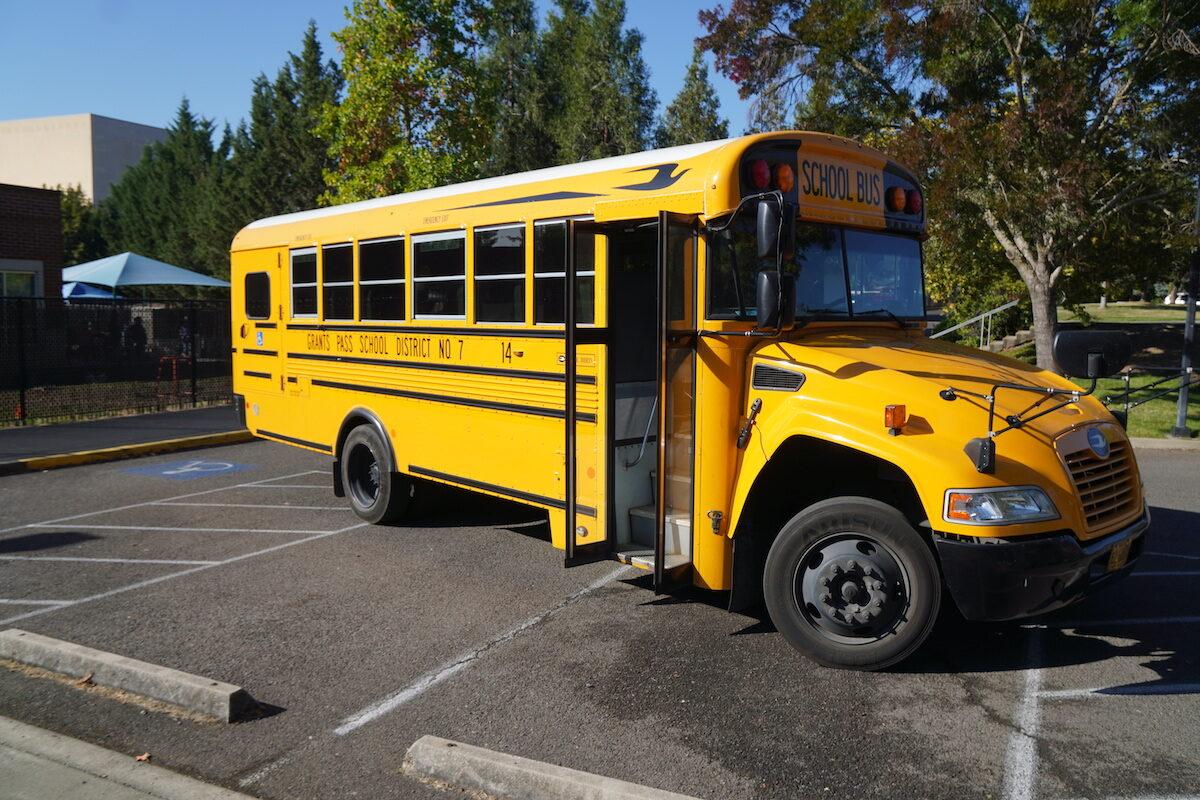 A school bus outside Grants Pass High School in Grants Pass, Oregon on Oct. 18, 2022. (Jackson Elliott/The Epoch Times)