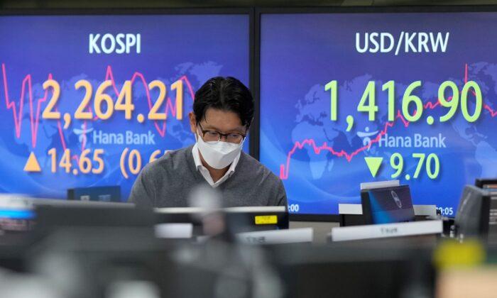 Global Stocks Mixed Ahead of US GDP, Europe Rates Decision