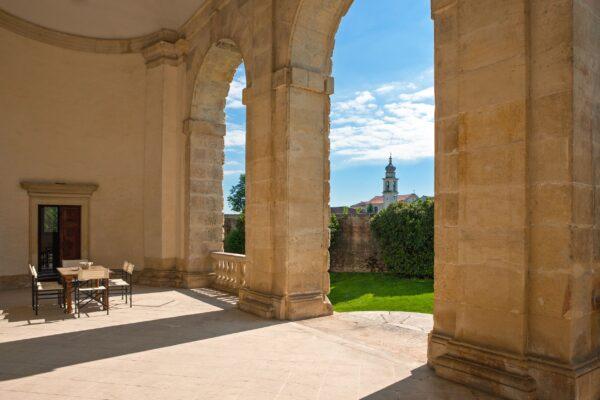 The arched openings provide a view out from the large portico, creating an uplifting arrival to the villa. (<a href="https://www.shutterstock.com/g/Gimas">Gimas</a>/<a href="https://www.shutterstock.com/image-photo/bagnolo-di-lonigo-italy-may-9-1133372963">Shutterstock</a>)