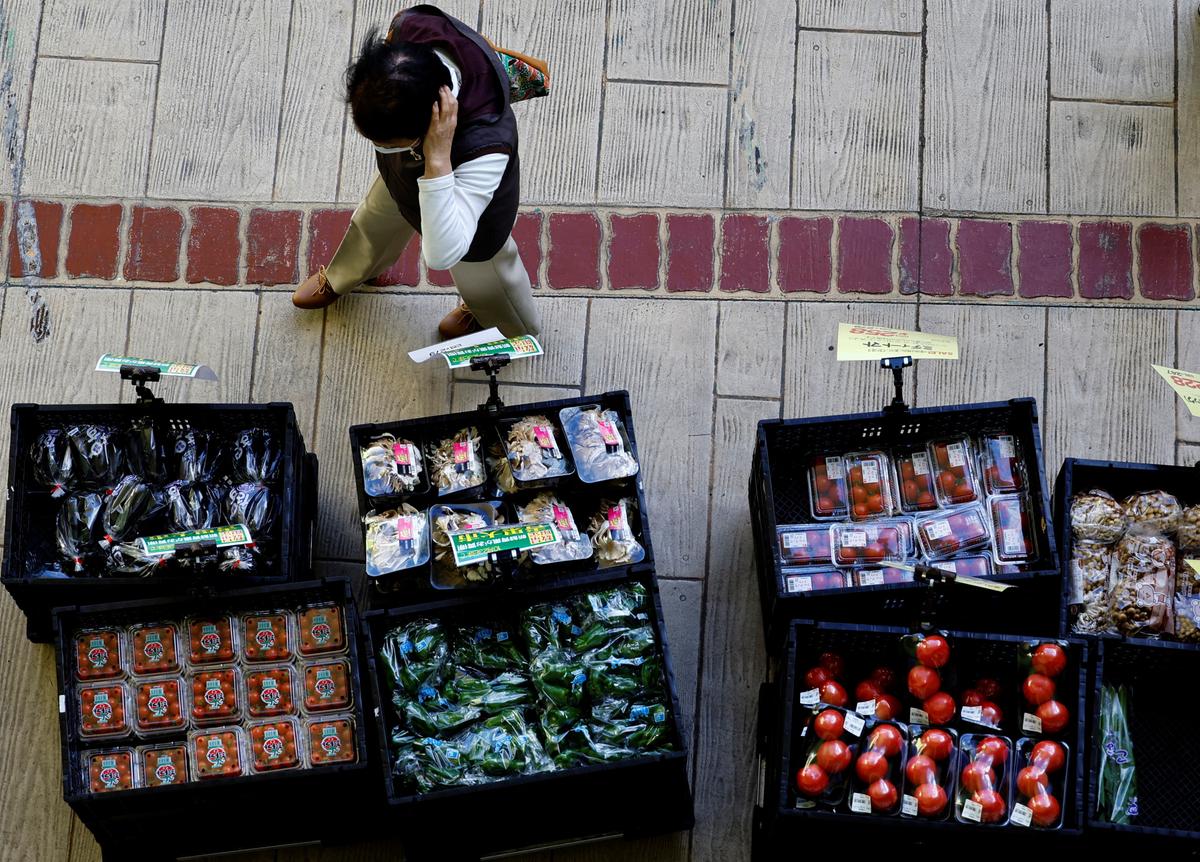 Consumer Inflation in Japan’s Capital Hits 33-year High