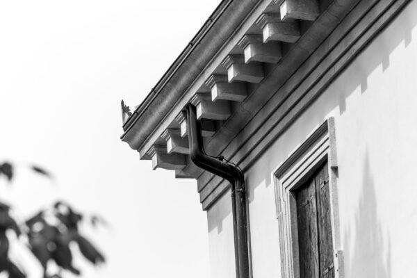 Palladio applied refined ornamental detail at the eave with subtle shifts in the lower portion, which became gentle curves punctuated with repeated corbels (the projecting elements), all harmoniously proportioned according to classical formulas. (<a href="https://www.shutterstock.com/g/MDP75">PHOTOMDP</a>/<a href="https://www.shutterstock.com/image-photo/villa-pisani-bonetti-patrician-designed-by-631490426">Shutterstock</a>)