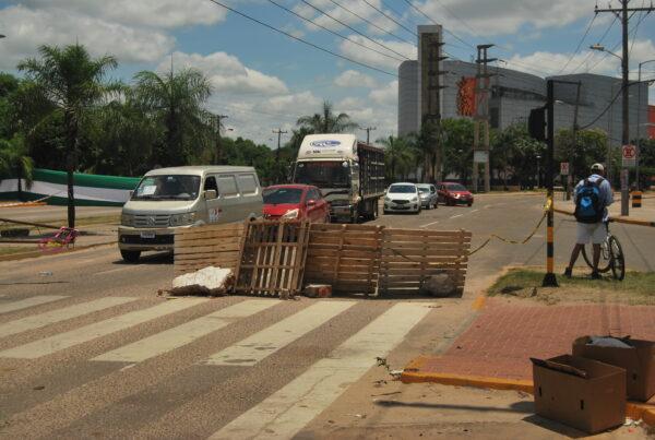 A row of cars stop at a makeshift barricade near Ventura Mall in Santa Cruz, Bolivia, on Oct. 26, 2022. (C. Calani/The Epoch Times)