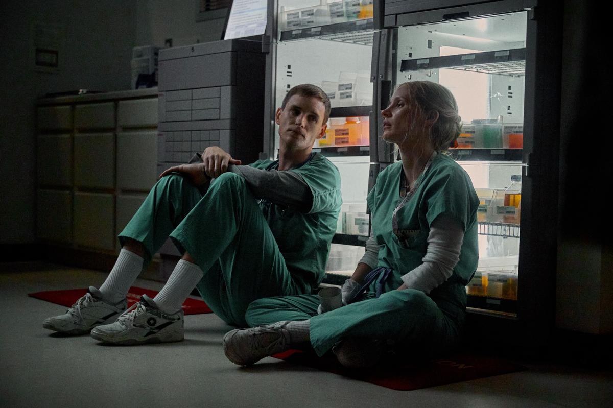 Charles Cullen (Eddie Redmayne) and Amy Loughren (Jessica Chastain) take a break, in "The Good Nurse." (JoJo Whilden/Netflix)