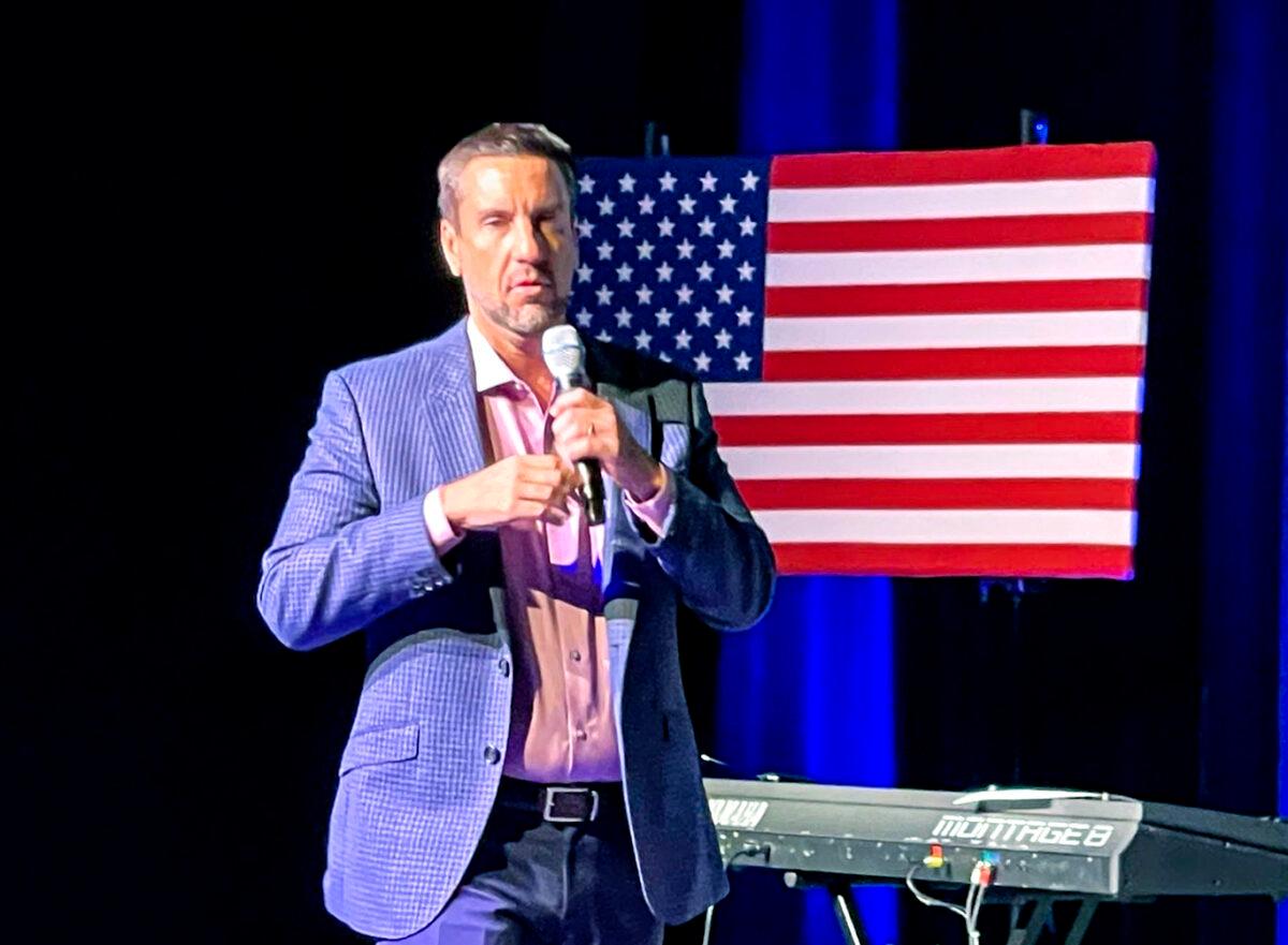 Clay Travis on stage at the Jamison Theatre in Franklin, Tennessee, on Oct. 25, 2022. (Roger Simon/Epoch Times)